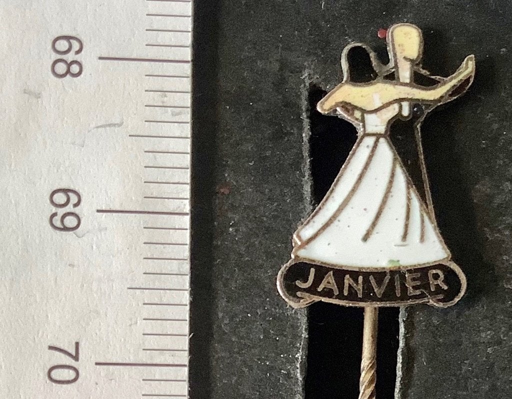 speld, emaille, Janvier, dansschool, Bergen op Zoom (AR, Verzamelen, Ophalen of Verzenden, Gebruikt, Overige onderwerpen, Speldje of Pin