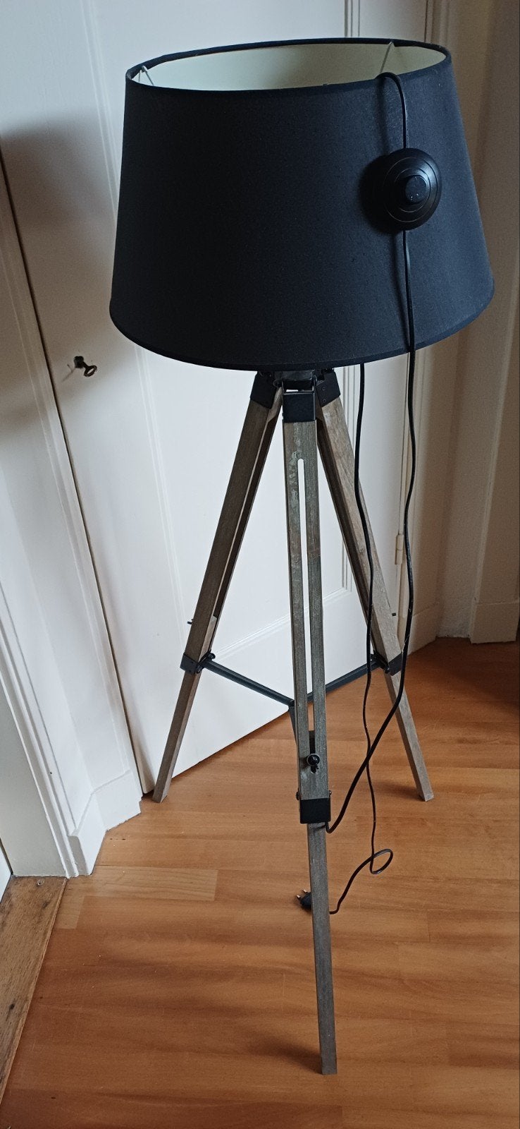 Staande lamp met zwarte kap en houten driepoot onderstel, Ophalen, Zo goed als nieuw, 150 tot 200 cm