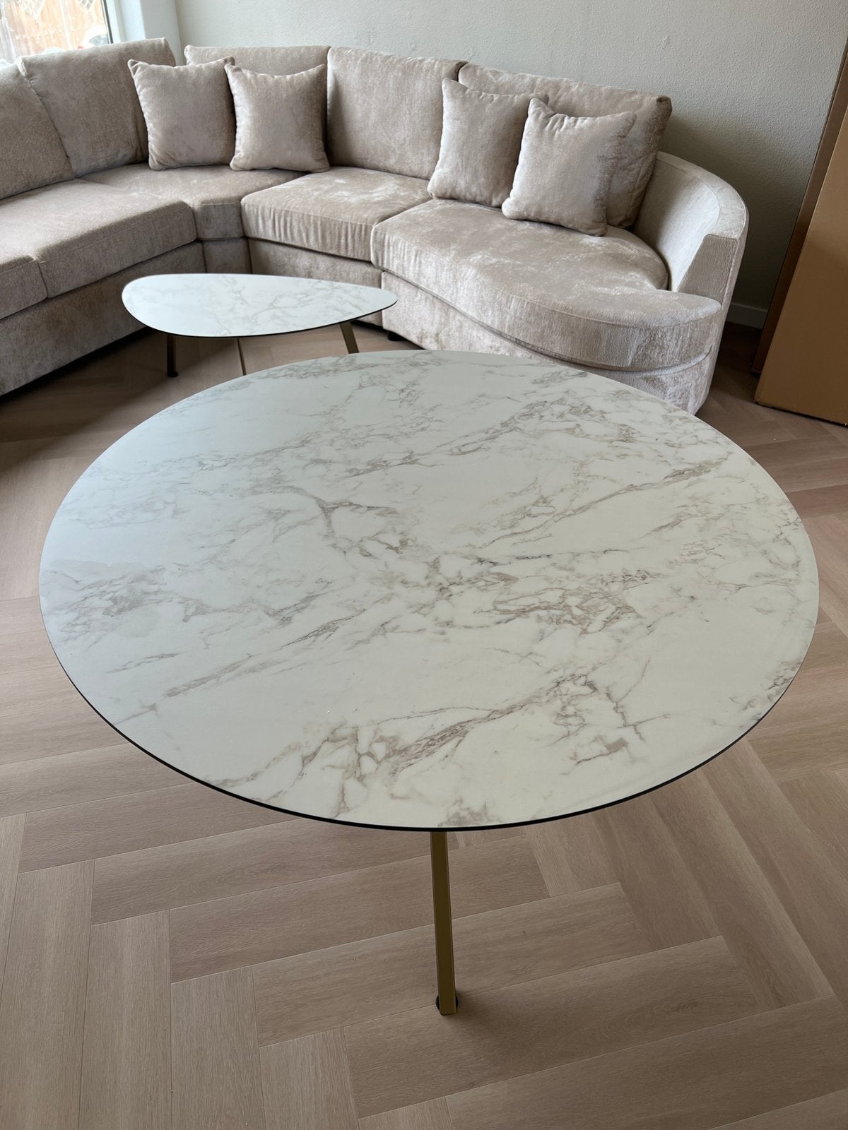 Ronde HPL Eettafel + Salontafel Set, Carrara Creamy, Brons, Huis en Inrichting, Tafels | Salontafels, Ophalen, Zo goed als nieuw