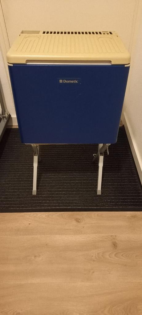 Dometic elektrische koelbox met standaard, Caravans en Kamperen, Koelboxen, Ophalen, Zo goed als nieuw, Koelbox, Elektrisch