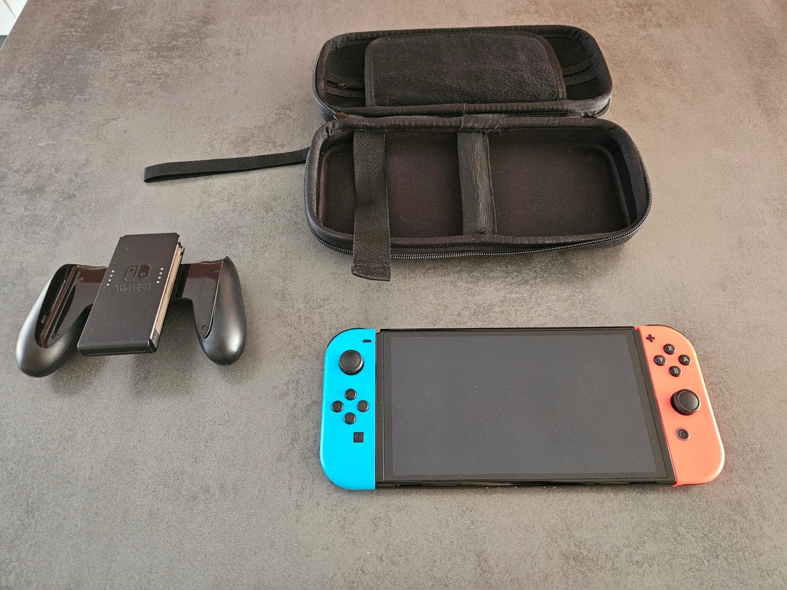 Nintendo Switch met Joy-Cons en draaghoes, Ophalen, Zo goed als nieuw, Met 2 controllers, Switch Original