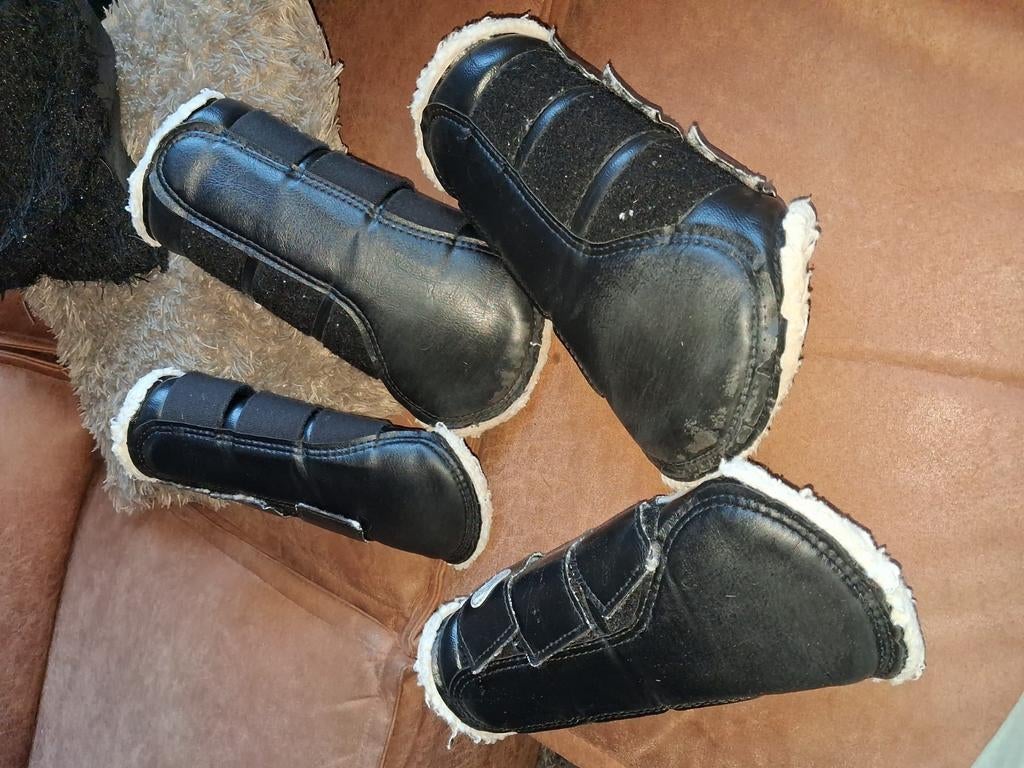 Paarden Beenbeschermers zwart met bont, Ophalen