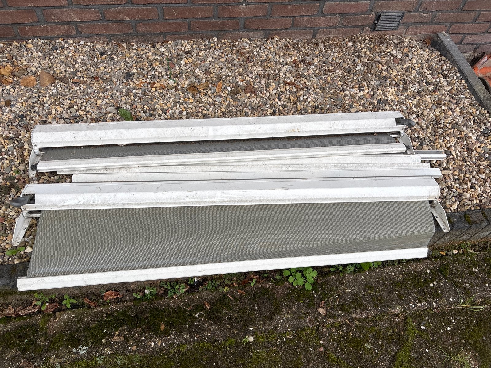 Zonnescreens wit met grijs doek handbediening