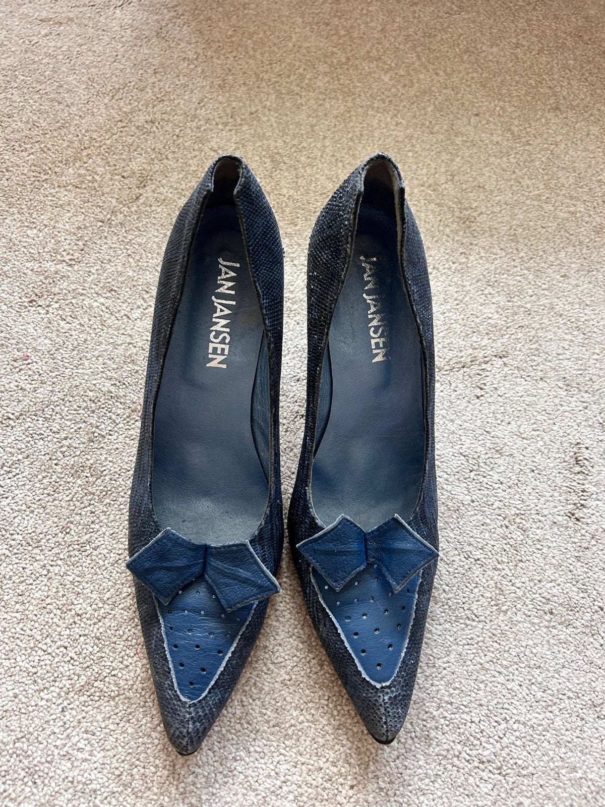 Jan Jansen pumps met strik - Maat 40, Kleding | Dames, Schoenen, Ophalen of Verzenden, Gedragen, Blauw, Pumps
