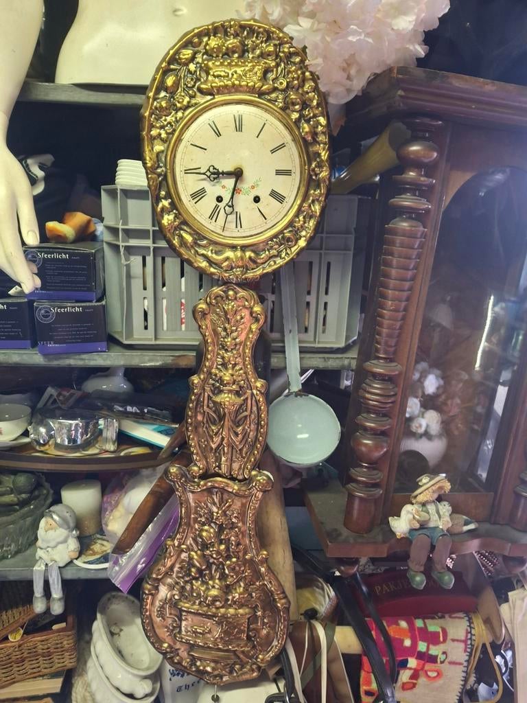 Antieke Mini Comtoise Klok - Sierlijk Goudkleurig, Antiek en Kunst, Antiek | Klokken, Ophalen of Verzenden