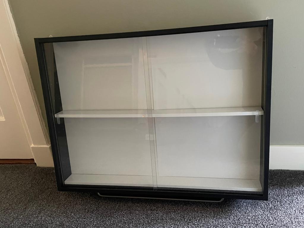 Mooie Prijzenkast, kader is zwart, binnenkant wit., Huis en Inrichting, Kasten | Vitrinekasten, Ophalen, Met plank(en), 50 tot 100 cm