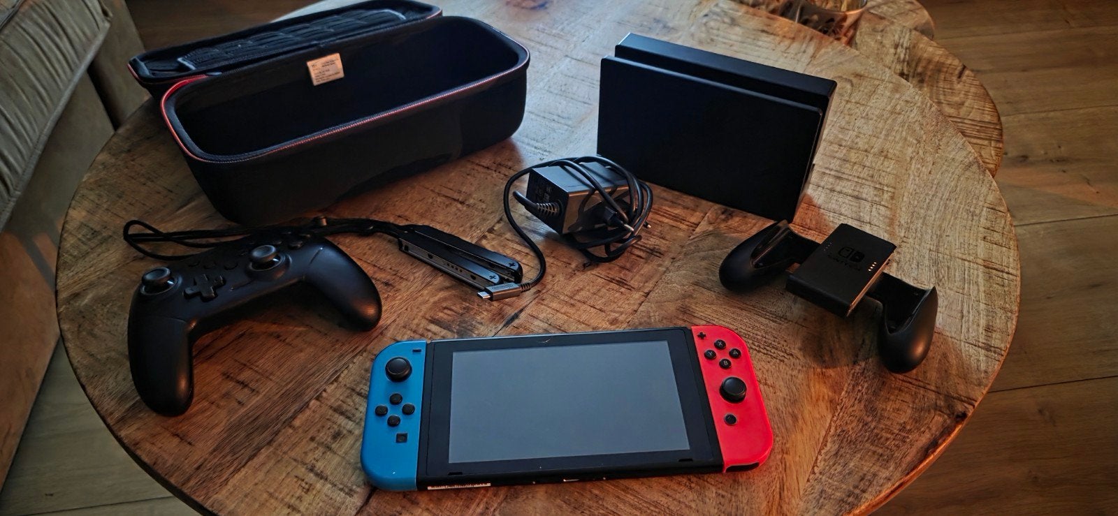 Nintendo Switch V2 met extra controller en accessoires, Spelcomputers en Games, Ophalen of Verzenden, Zo goed als nieuw, Met 2 controllers