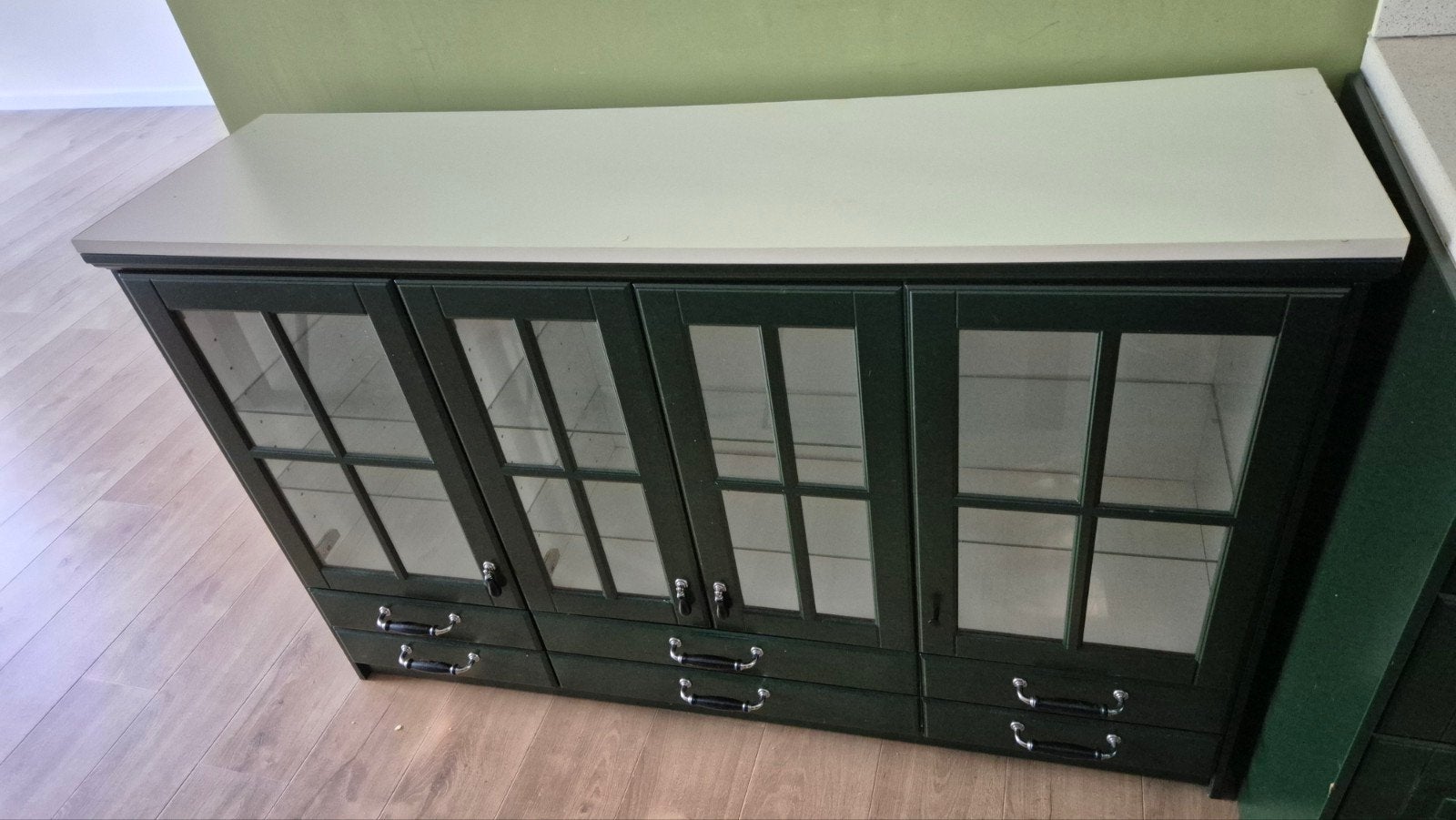 Groene vitrinekast met lades en glazen deuren, Ophalen, Gebruikt, Glas, 100 tot 150 cm