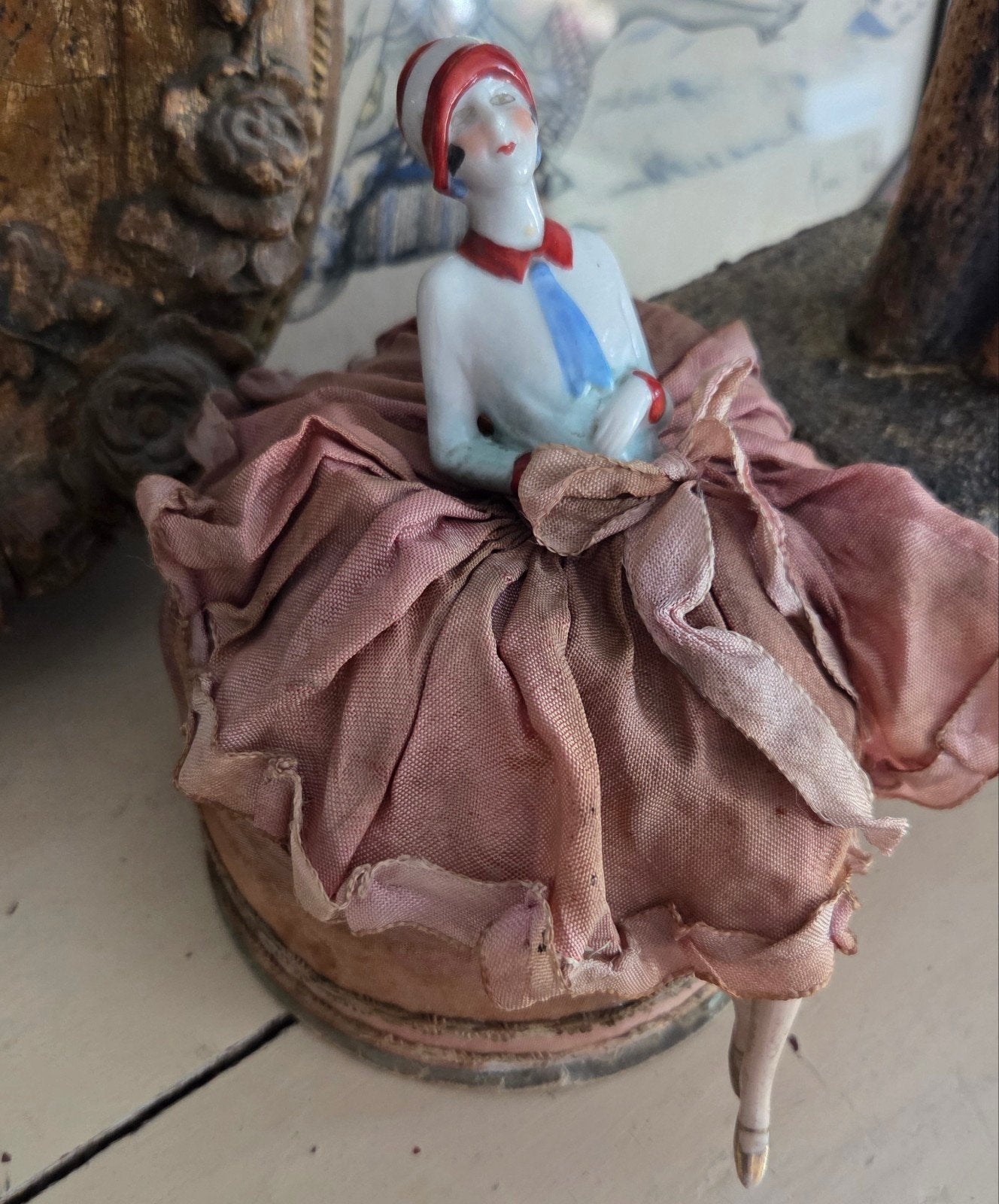 Antieke Franse porseleinen vrouw figuur op stoffen doos, Antiek en Kunst, Curiosa en Brocante, Ophalen of Verzenden