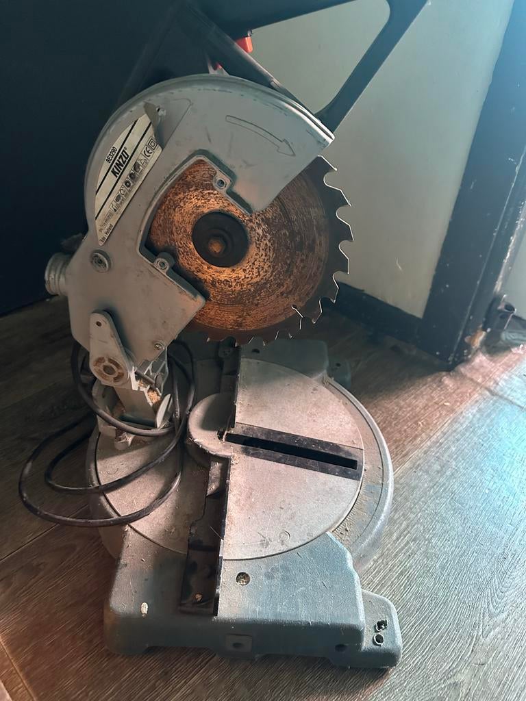 Kinzo Afkortzaag 1200W - Gebruikt, Doe-het-zelf en Verbouw, Gereedschap | Zaagmachines, Gebruikt, Afkortzaag, 600 tot 1200 watt