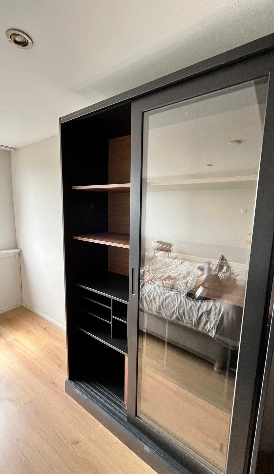 WOOOD James (vitrine)kast zwart/walnoot – mooie blikvanger, Ophalen, 50 tot 100 cm, Zo goed als nieuw, 150 tot 200 cm