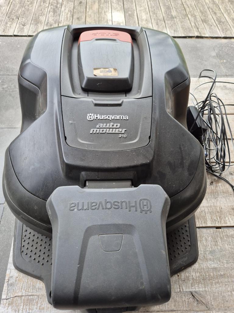 nette Husqvarna robotmaaier, type 310 met laadstation, Tuin en Terras, Robotmaaiers, Ophalen, Gebruikt, Bestuurbaar via app, Minder dan 20 cm