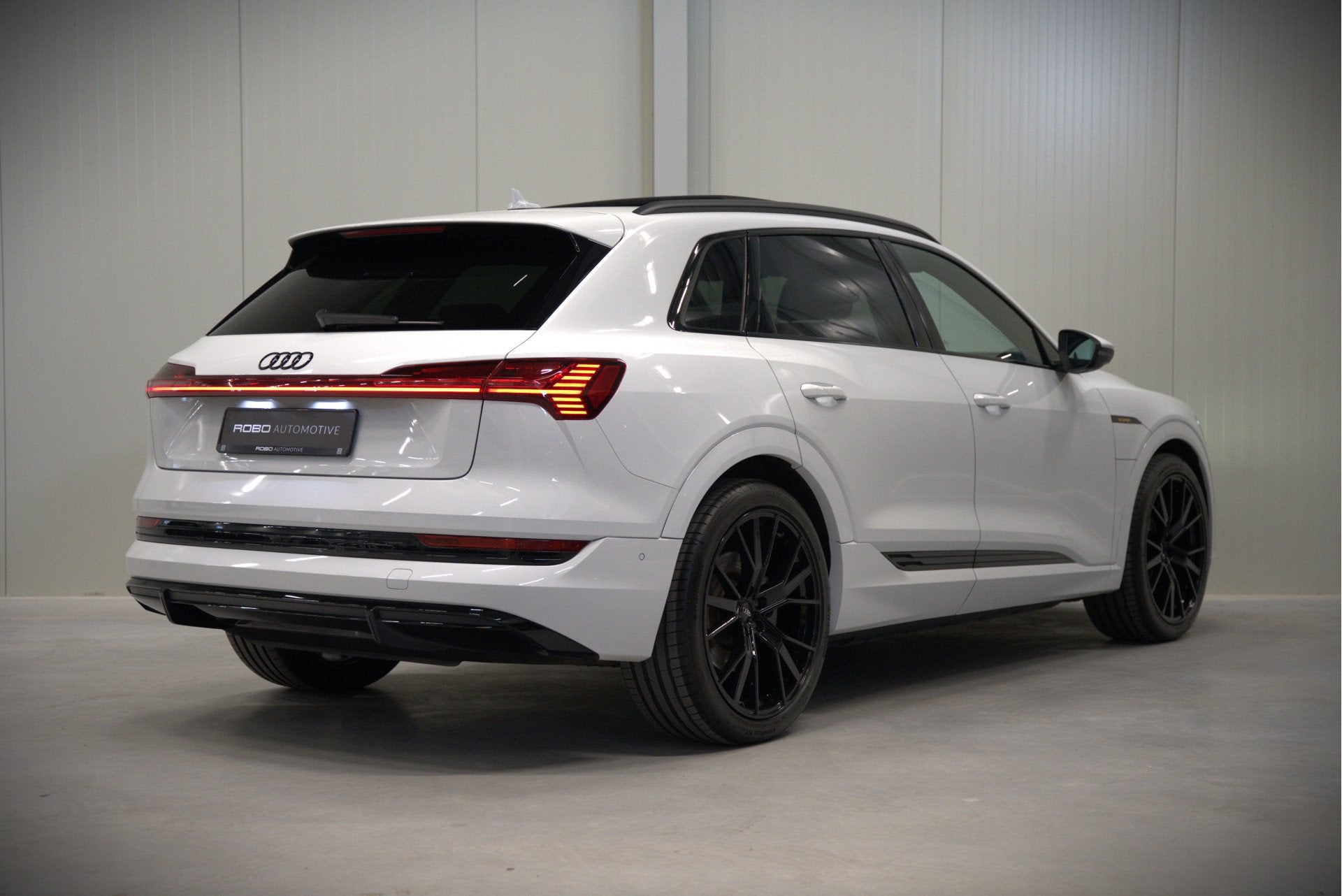 Audi e-tron e-tron 50 quattro Launch edition Black 71 kWh |, Auto's, Automaat, Wit, Origineel Nederlands, Vierwielaandrijving