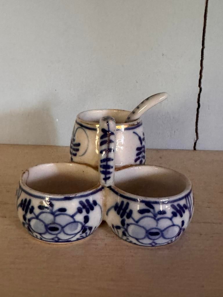 Antiek wit-blauw tafelgerief met aardewerk lepeltje, Ophalen of Verzenden