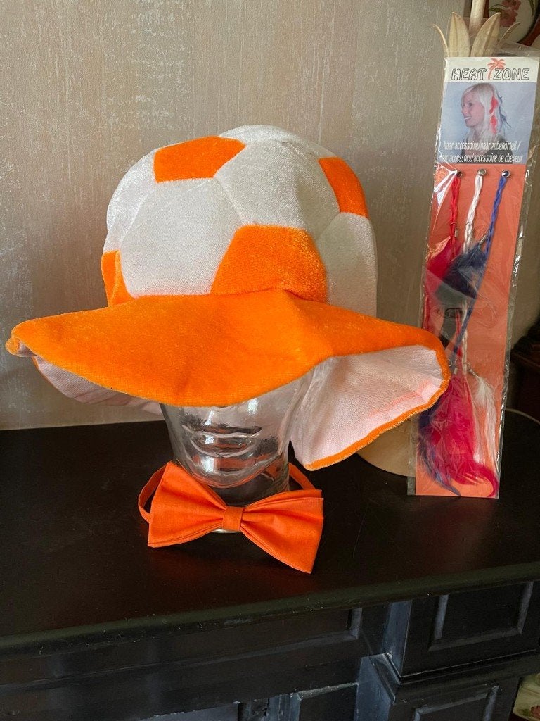 oranje voetbalhoed en een oranje vlinderdasje, Hobby en Vrije tijd, Ophalen of Verzenden, Zo goed als nieuw, Overige typen, Oranje of Koningsdag