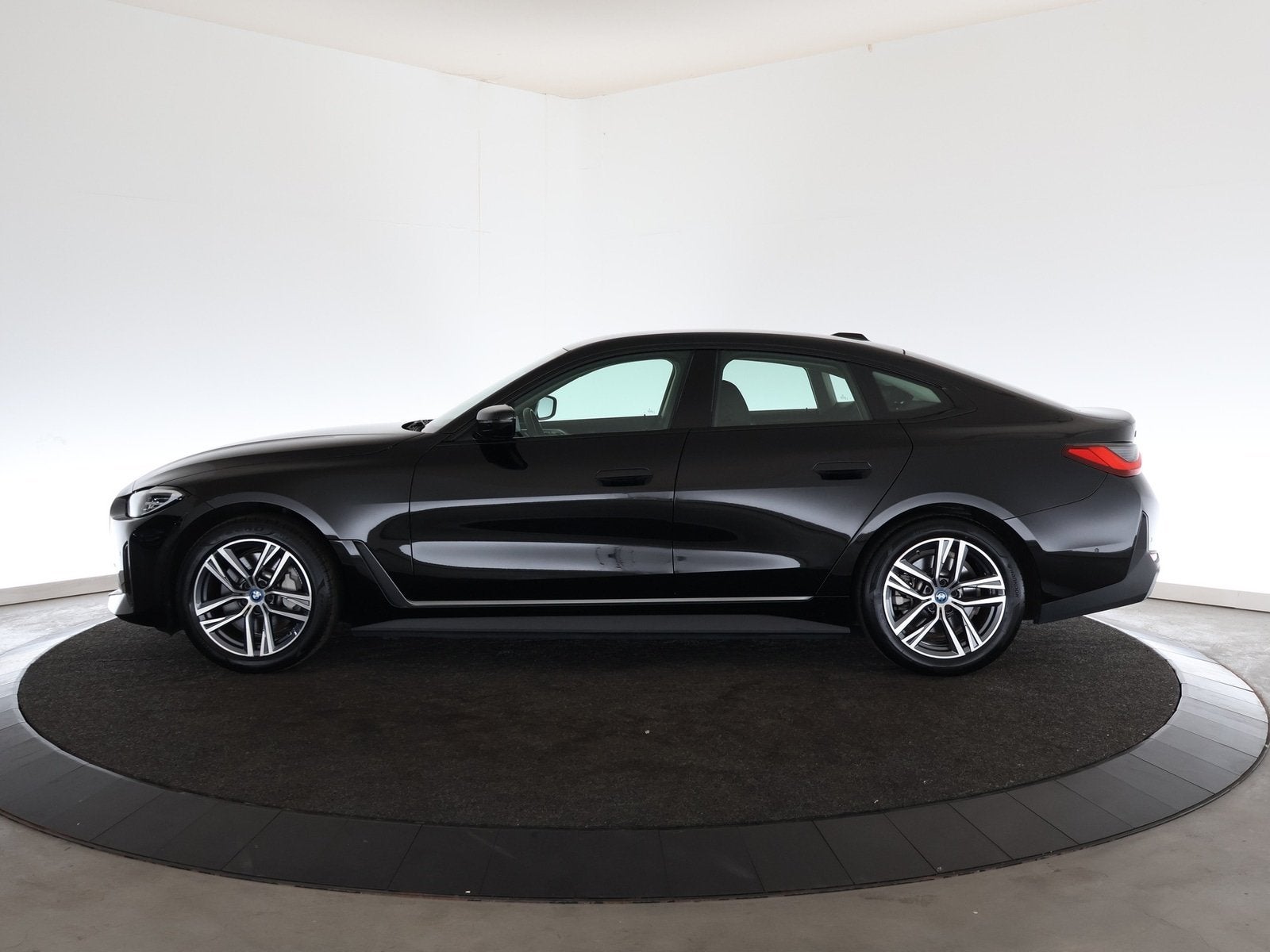 BMW i4 eDrive40 84 kWh (bj 2023, automaat), Auto's, Leder en Stof, Origineel Nederlands, Te koop, 750 kg