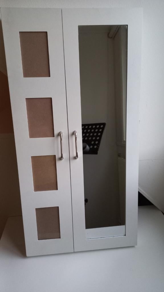 Ikea wand- en sieradenkastje., Ophalen, Gebruikt