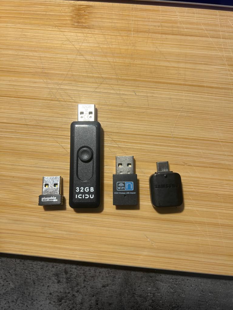 USB’s : 32GB USB-stick, 2x WiFi-adapter, USB-C adapter, Computers en Software, USB Sticks, Ophalen of Verzenden, Nieuw