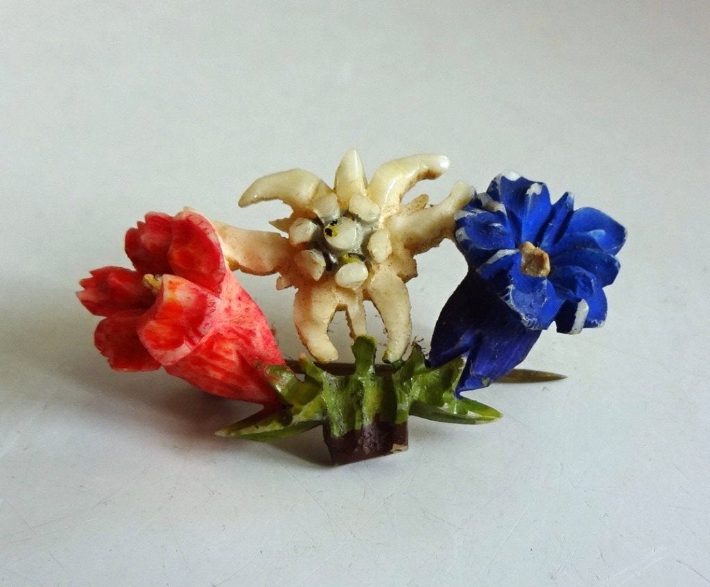 Antieke broche: gesneden en beschilderd been. Alpenbloemen, Ophalen of Verzenden, Overige materialen, Broche