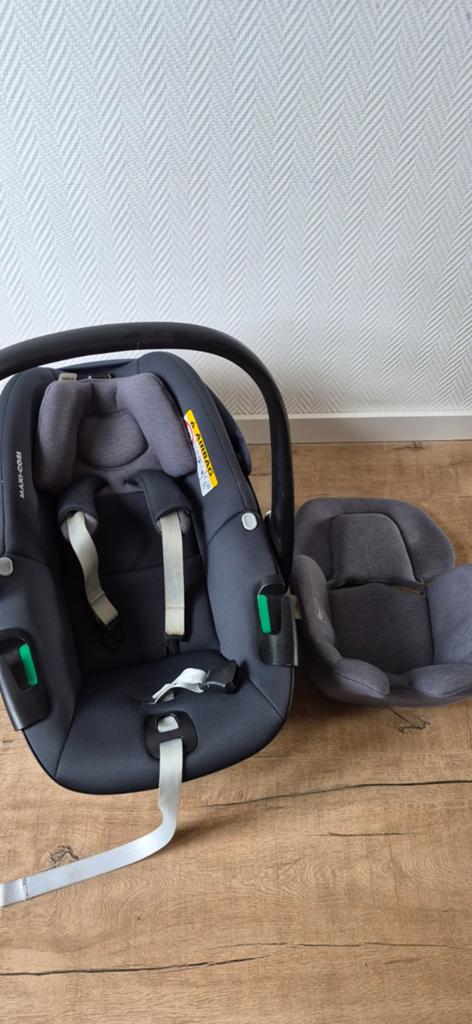 Maxi Cosi met newborn inzet - Veilig en Netjes, Ophalen, Autogordel, Zijbescherming, Zo goed als nieuw