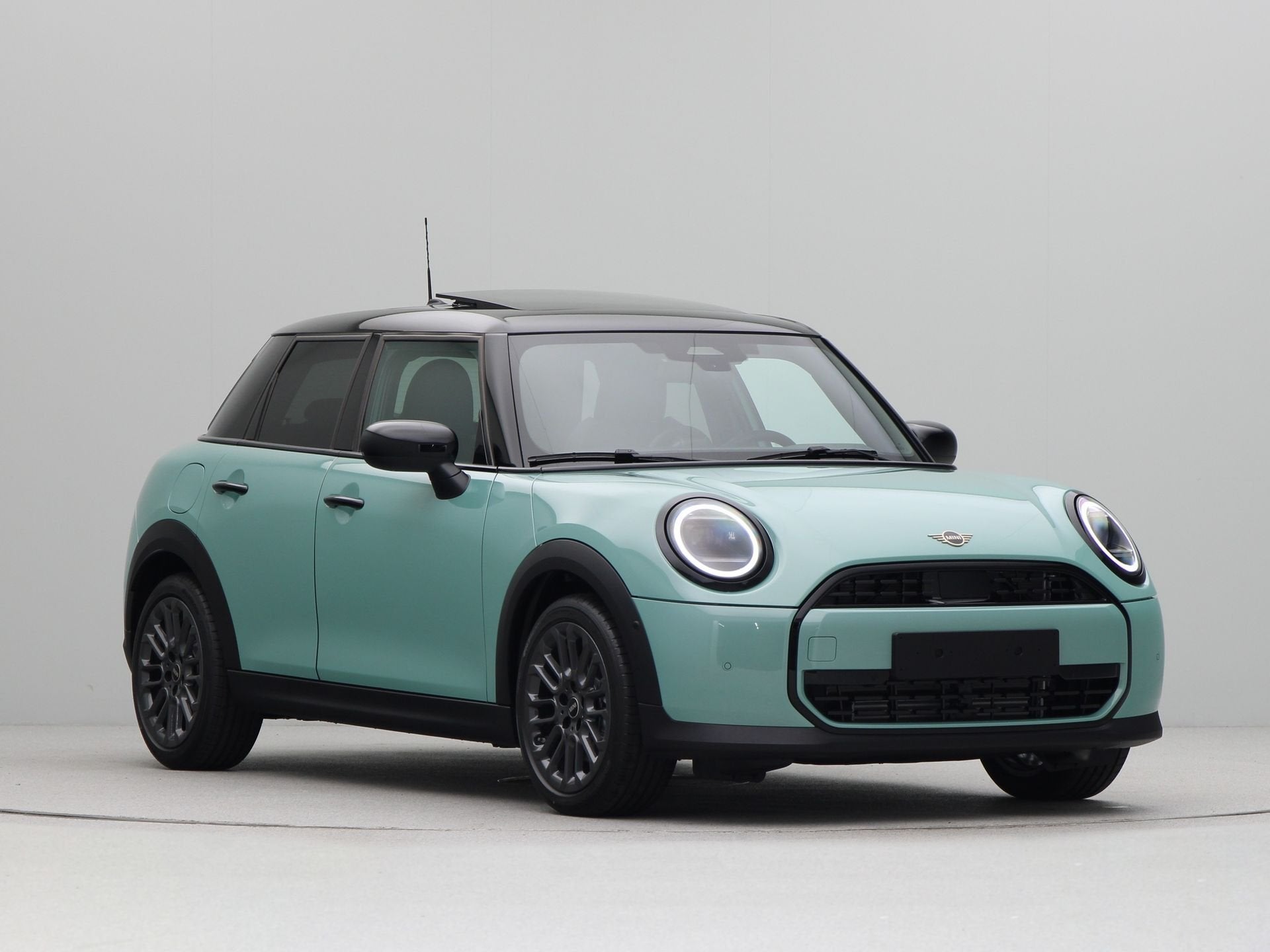 MINI 5-deurs Cooper C Classic Pakket S PRIVATE LEASE EUR 575, 156 pk, Bedrijf, Nieuw, 3 cilinders
