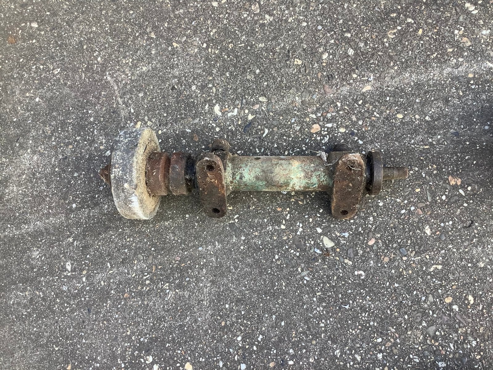 Twee Oude metalen assen met poelie, Doe-het-zelf en Verbouw, Gereedschap | Overige machines, Ophalen, Gebruikt