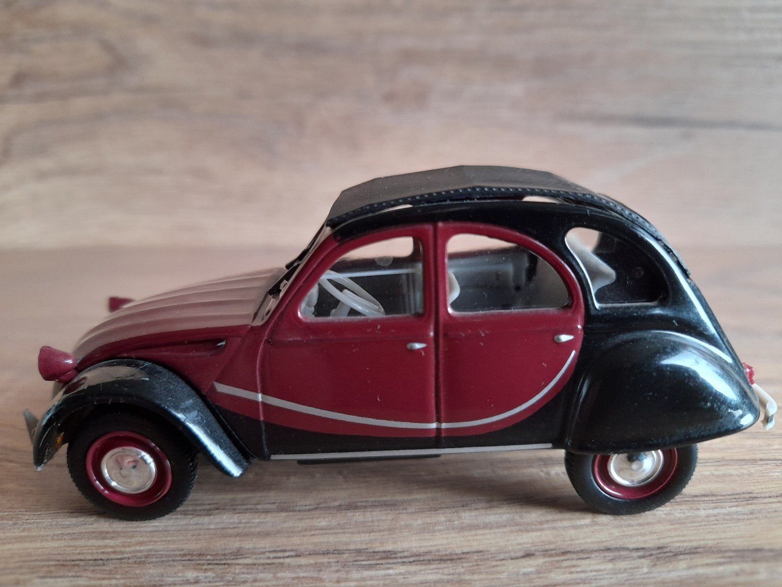 Te koop: NOREV 1:43 CITROËN 2CV6 CHARLESTON ROOD/ZWART, Hobby en Vrije tijd, Ophalen of Verzenden, Zo goed als nieuw, Auto, Norev