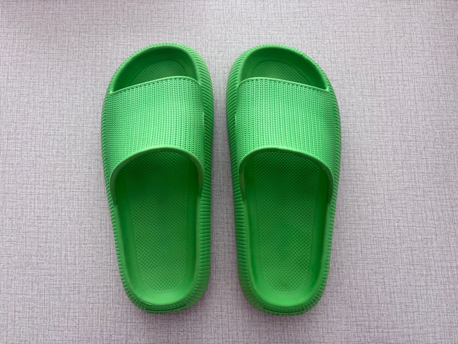 Lucovitaal slippers, maat 37,5 zo goed als nieuw, Kleding | Dames, Schoenen, Ophalen of Verzenden, Zo goed als nieuw, Groen, Slippers
