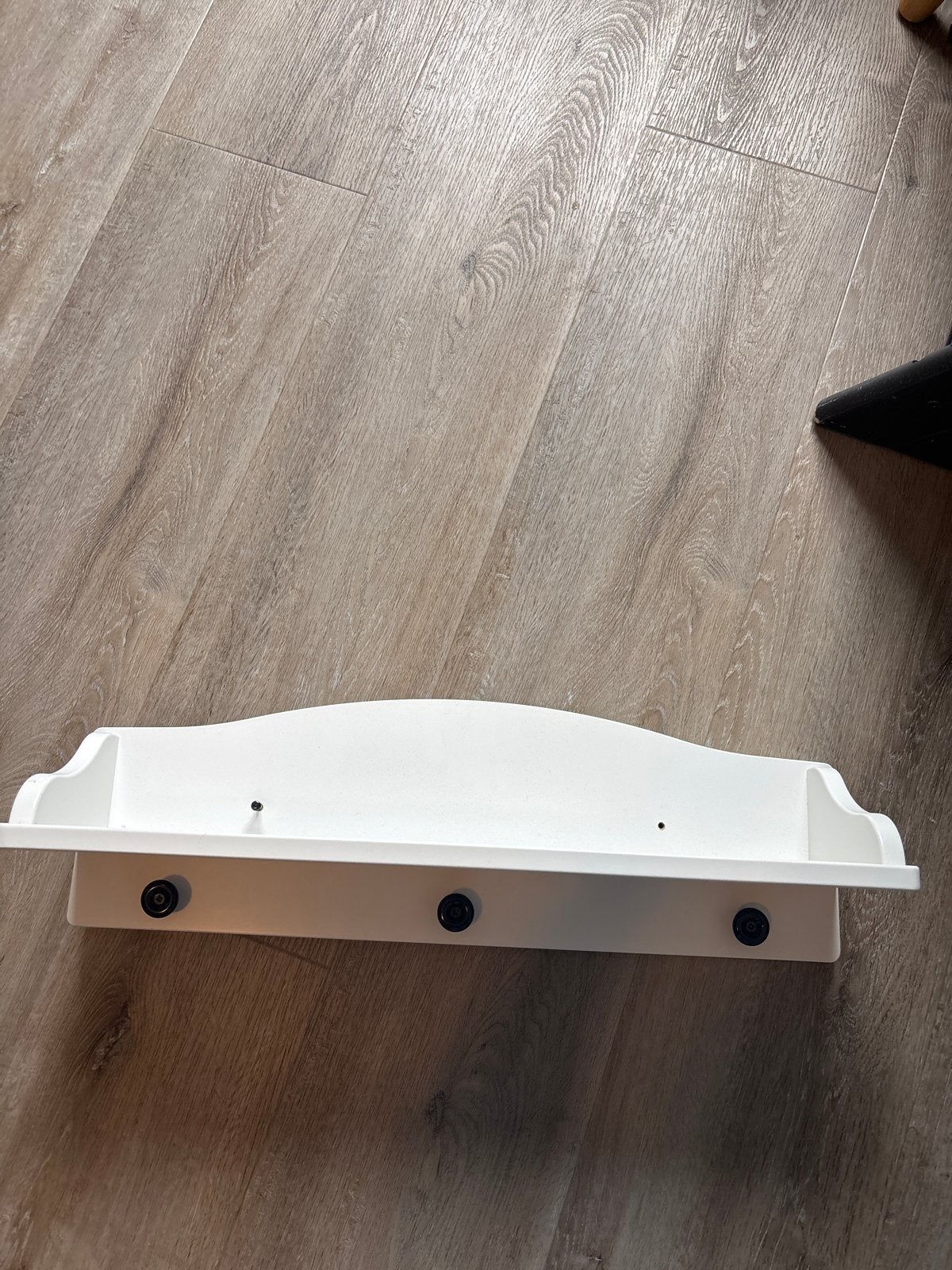 Witte wandplank met kapstokhaken, Ophalen, Zo goed als nieuw