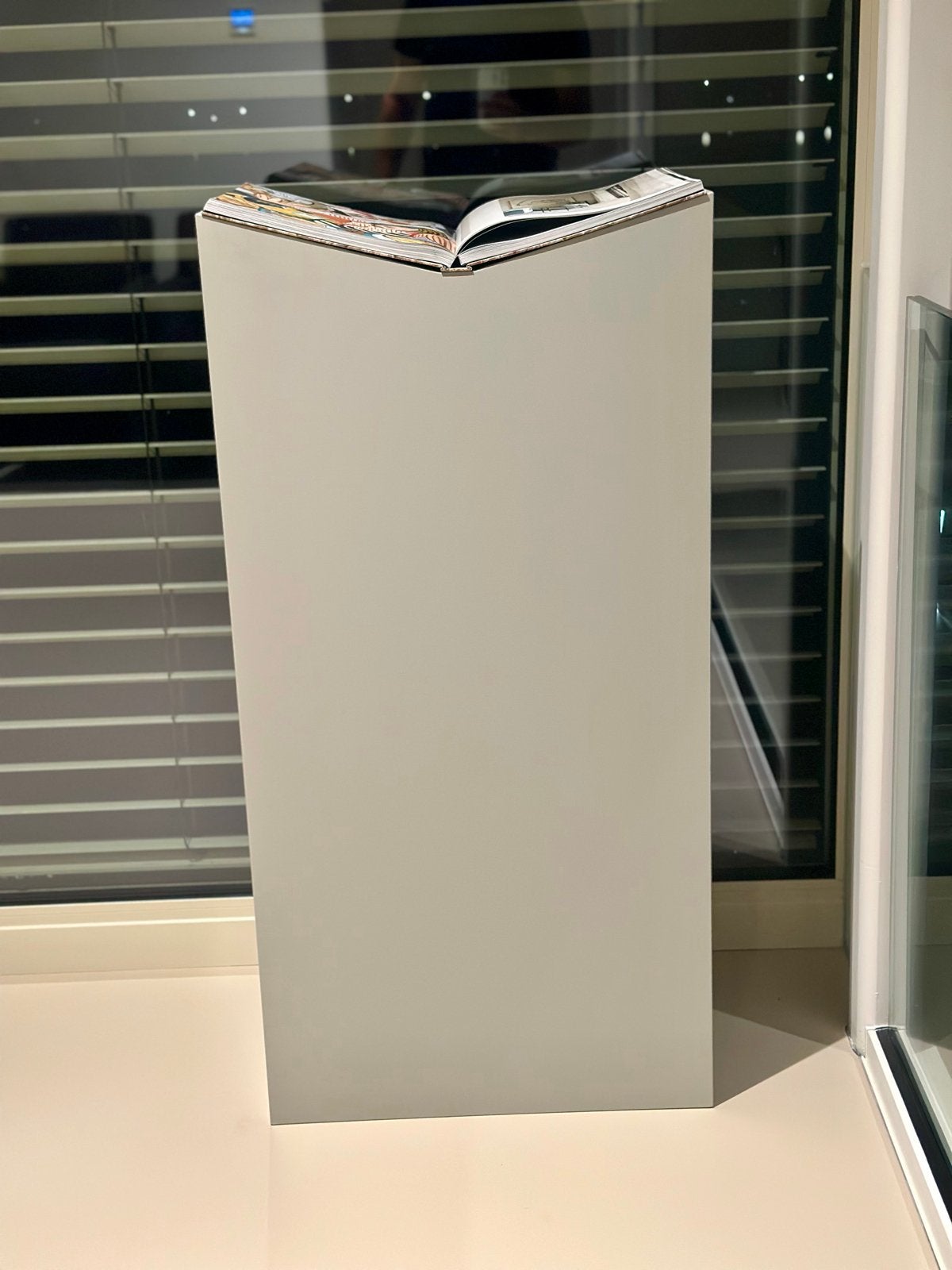 Gratis - Boekenstandaard / Boekenpilaar, Ophalen, Overige materialen, Zo goed als nieuw, Modern