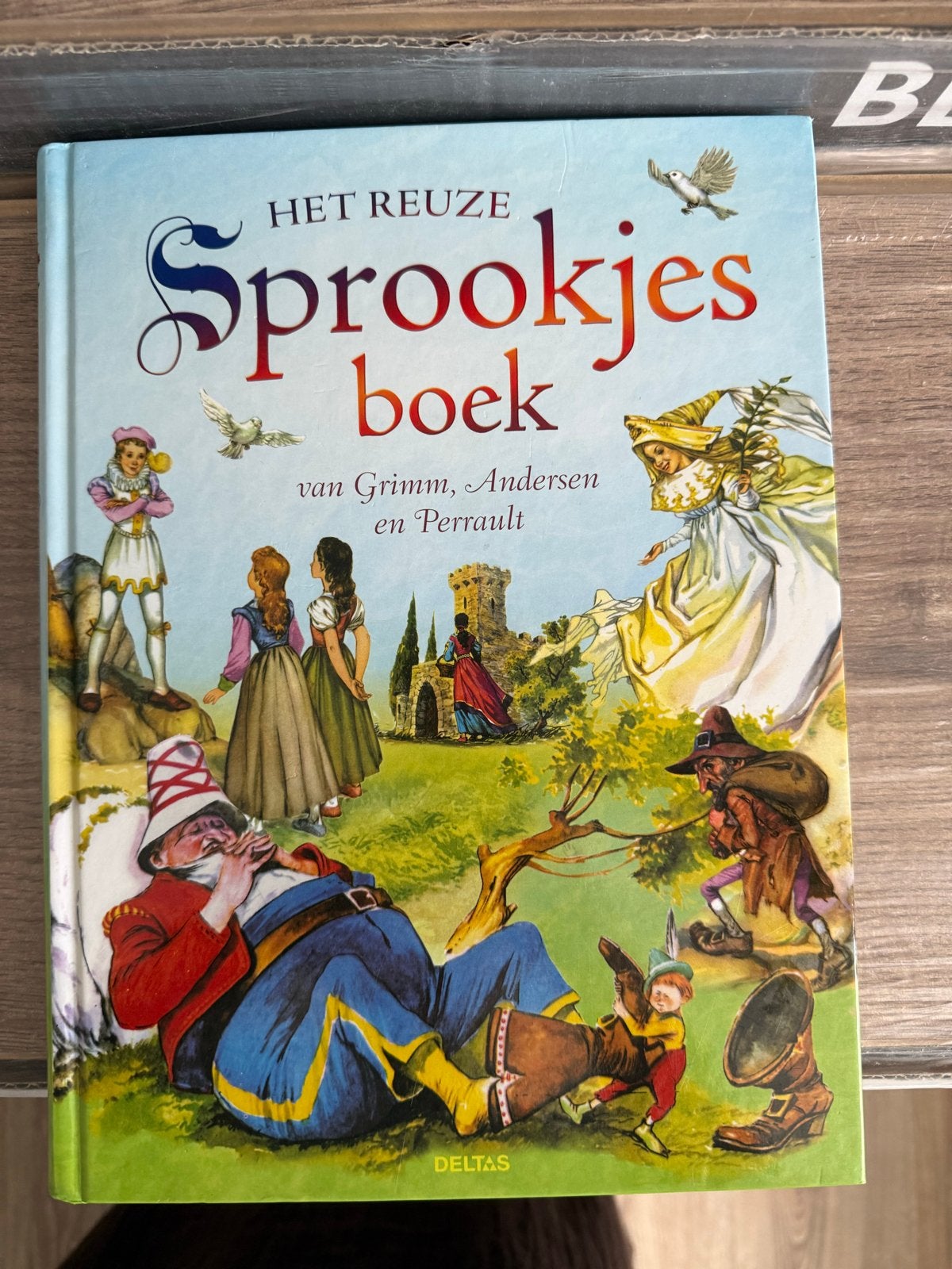 Het Reuze Sprookjesboek van Grimm, Andersen en Perrault, Boeken, Sprookjes en Fabels, Ophalen of Verzenden, Gelezen
