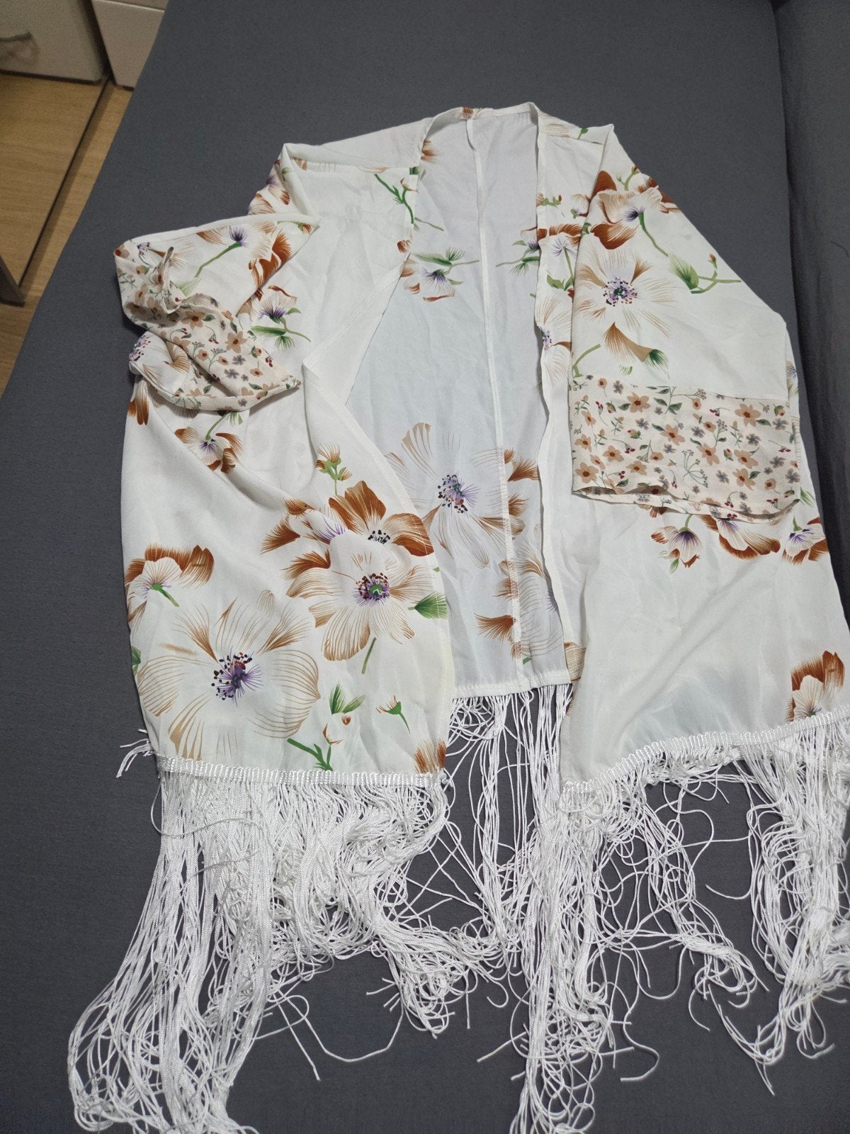 Witte kimono met bloemenprint en franjes, Kleding | Dames, Overige Dameskleding, Onbekend, Ophalen of Verzenden, Zo goed als nieuw