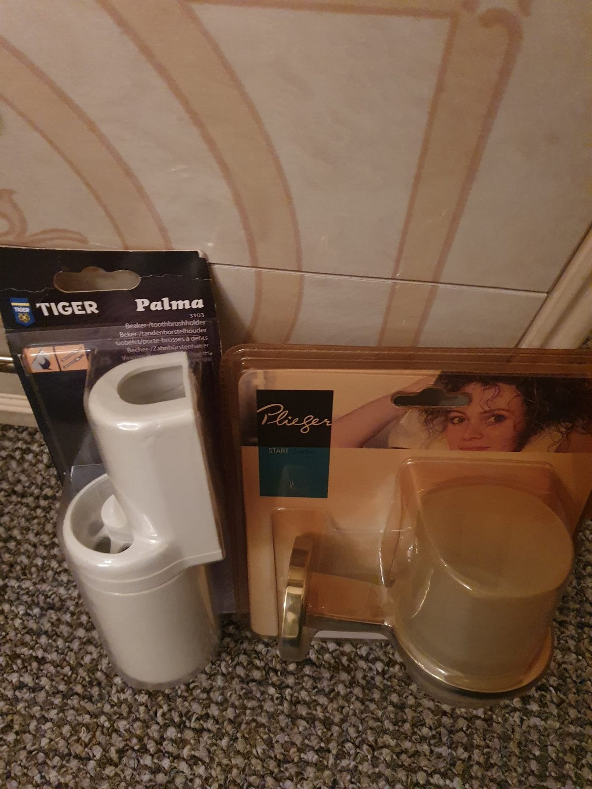 Nieuwe badkamer accessoires: tandenborstelhouder en beker, Ophalen, Nieuw, Wit, Overige typen