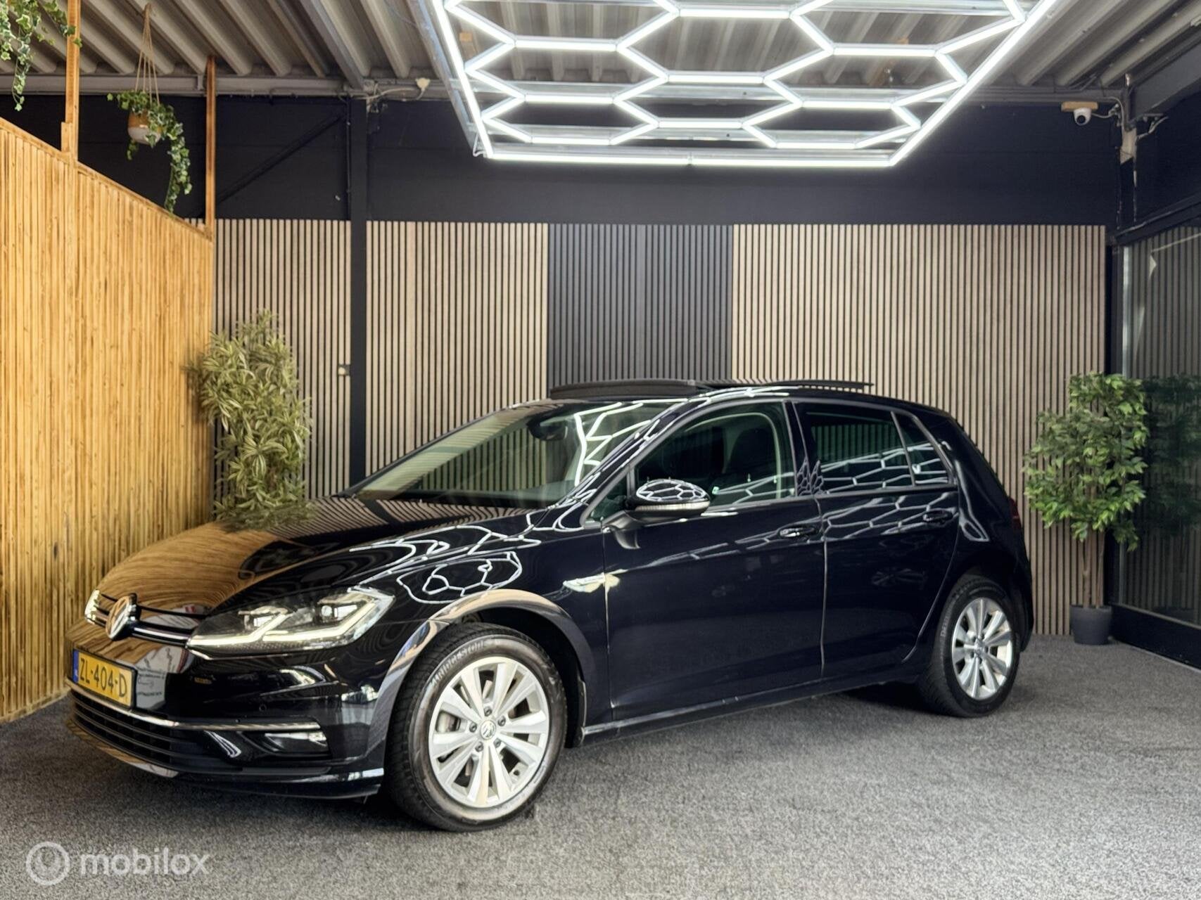 Volkswagen Golf 1.5 TGI CNG Comfortline|Pano|Navi|Carplay, Auto's, 4 cilinders, Alcantara, Zwart, Origineel Nederlands