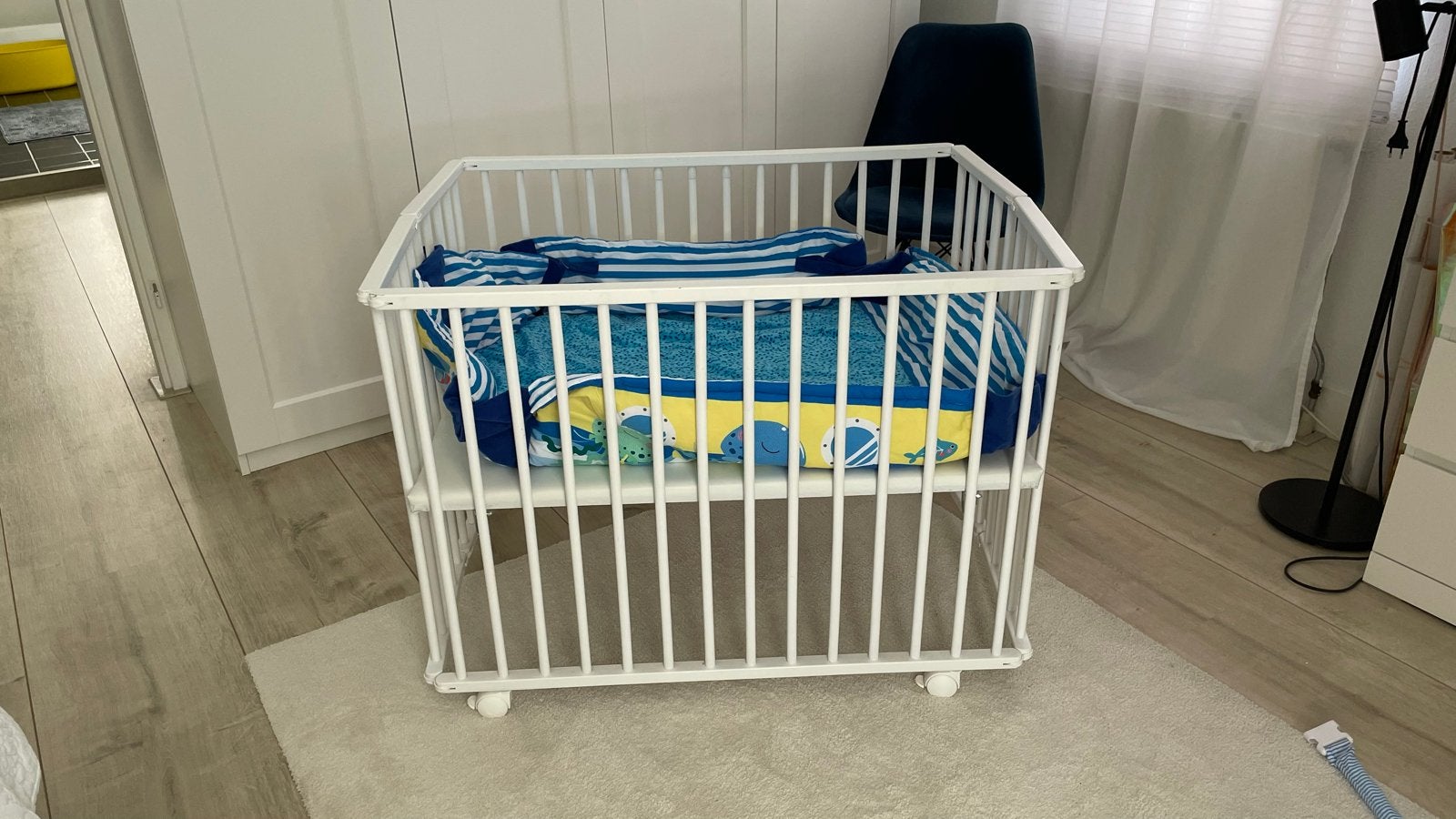 Witte houten box met wieltjes en verstelbare bodem met kleed, Kinderen en Baby's, Boxen, Ophalen of Verzenden, Gebruikt, Vierkant