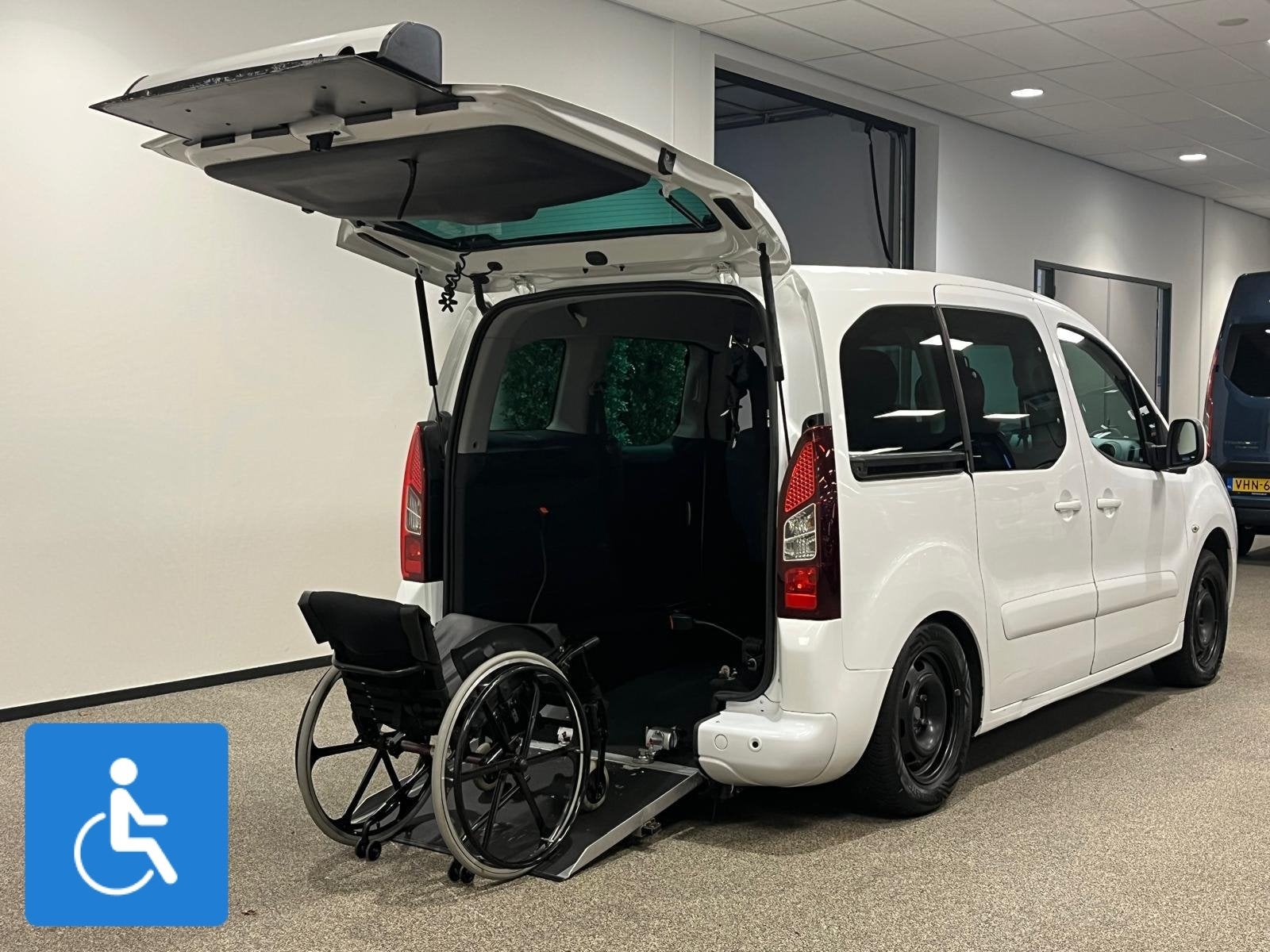 Citroen Berlingo Rolstoelauto 3+1, Gebruikt, Zwart, Wit, 1598 cc
