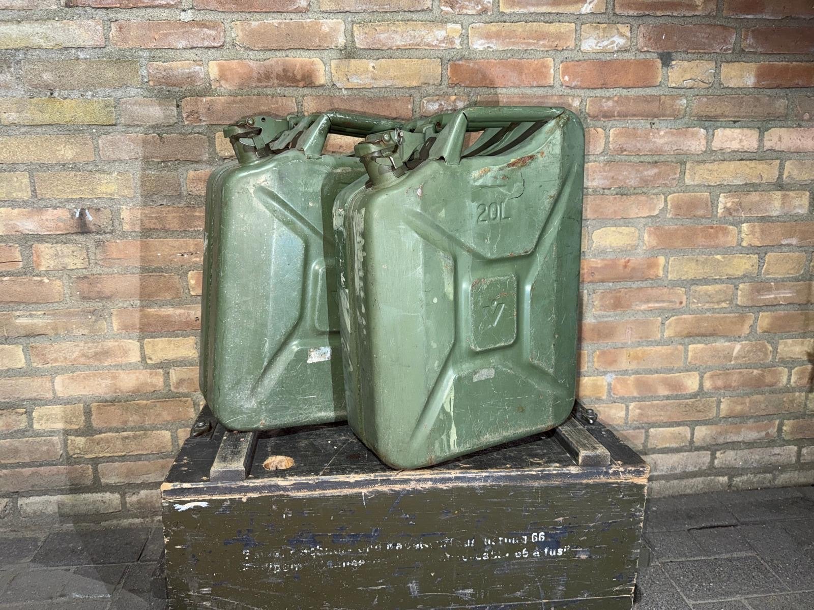 2x Jerrycan army groen 20L metaal, Auto diversen, Overige Auto diversen, Ophalen of Verzenden