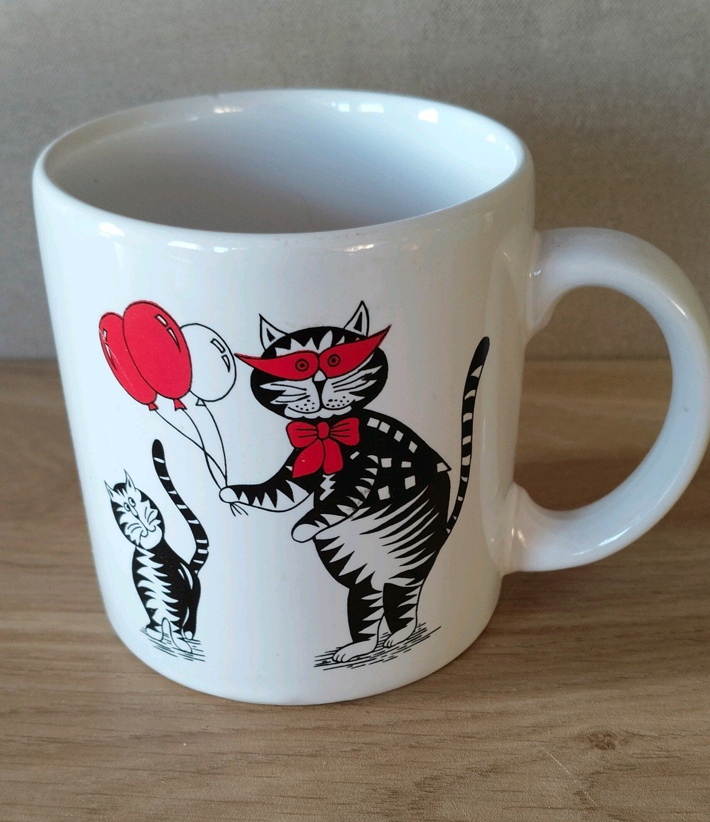 Mok met kattenprint - Vintage stijl wit/zwart/rood design, Ophalen of Verzenden, Zo goed als nieuw, Porselein, Mok