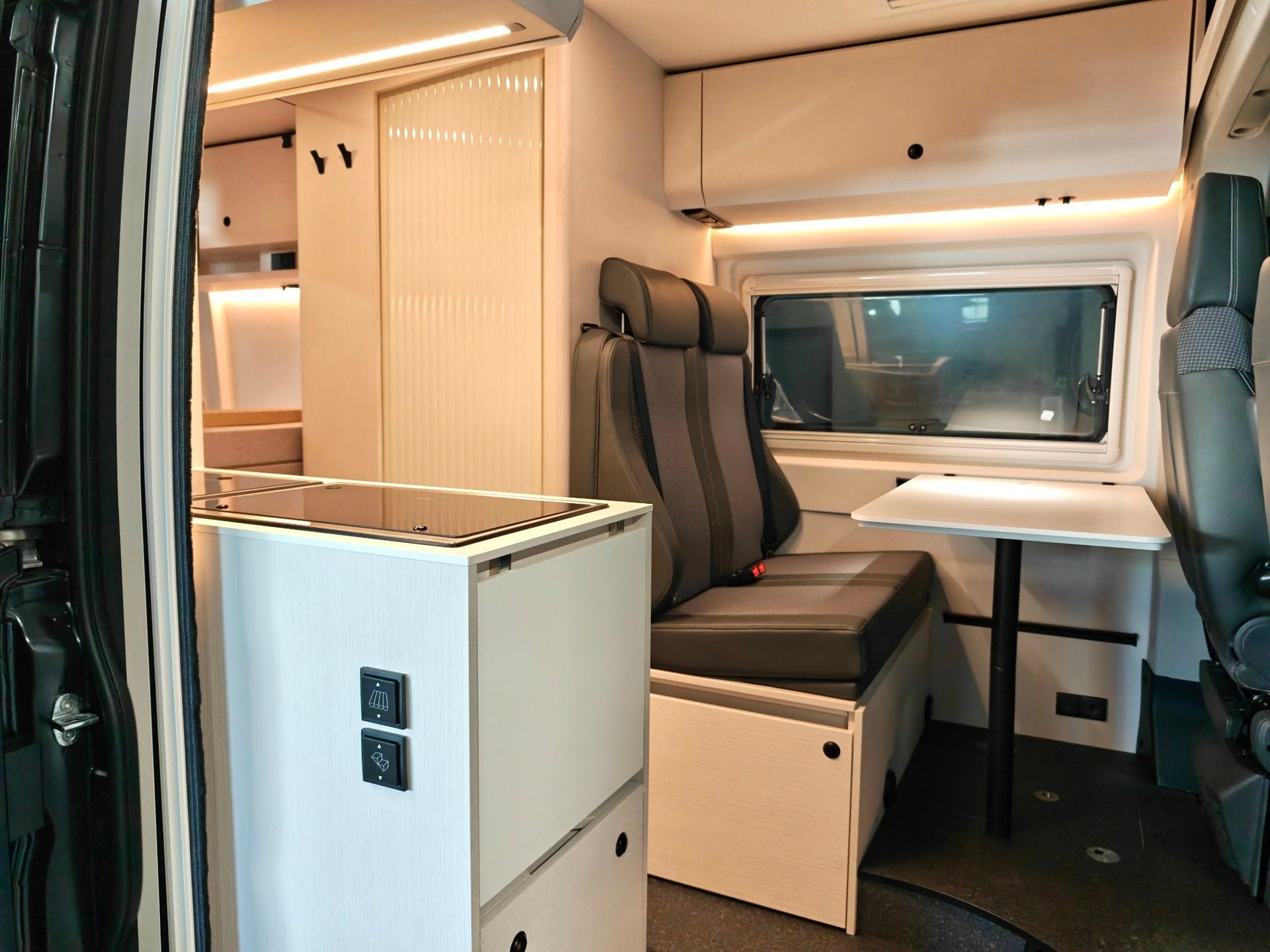 Tourne Mobil 6.0 Select 2.2 BlueHDI 180PK Automaat - BLACK E, Caravans en Kamperen, Buscamper of Camperbus, Elektrische ramen