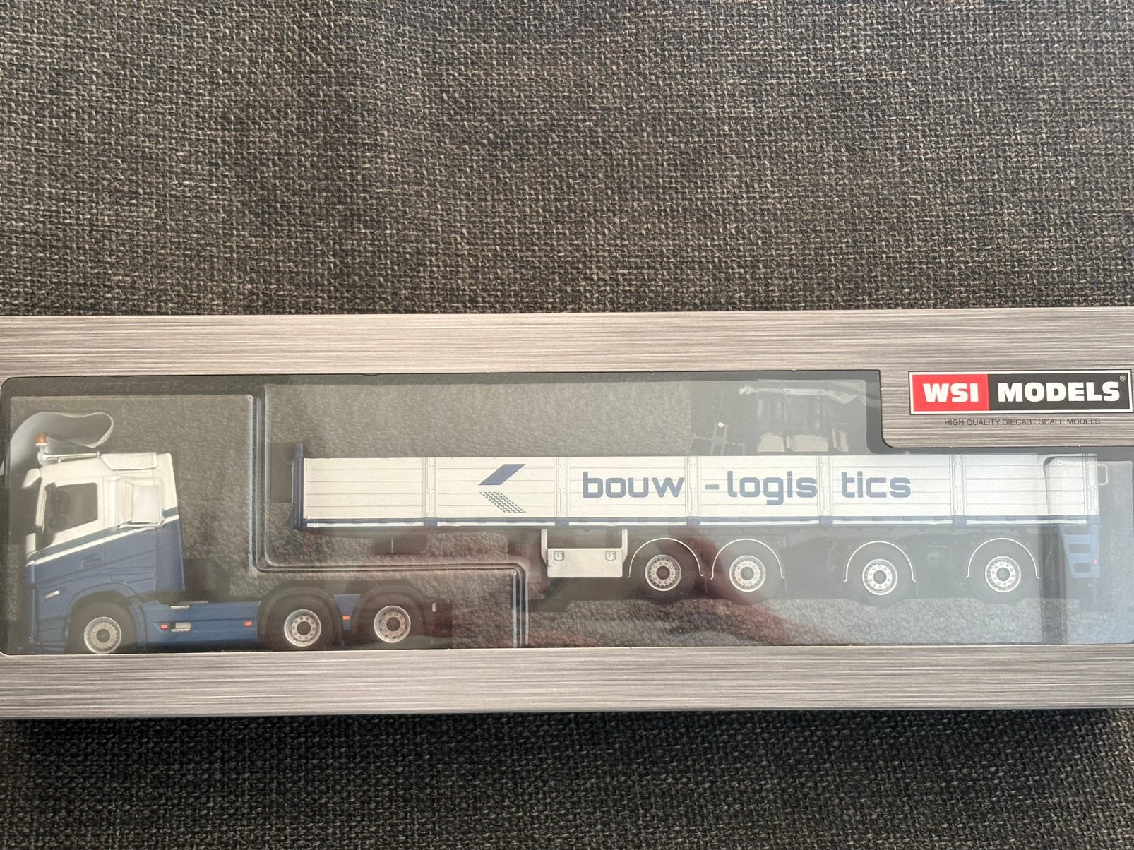 Volvo FH5 Sleeper Cab 6x2 Tag Axle + Brick trailer 1/50 WSI, Verzenden, Zo goed als nieuw, Bus of Vrachtwagen, Wsi