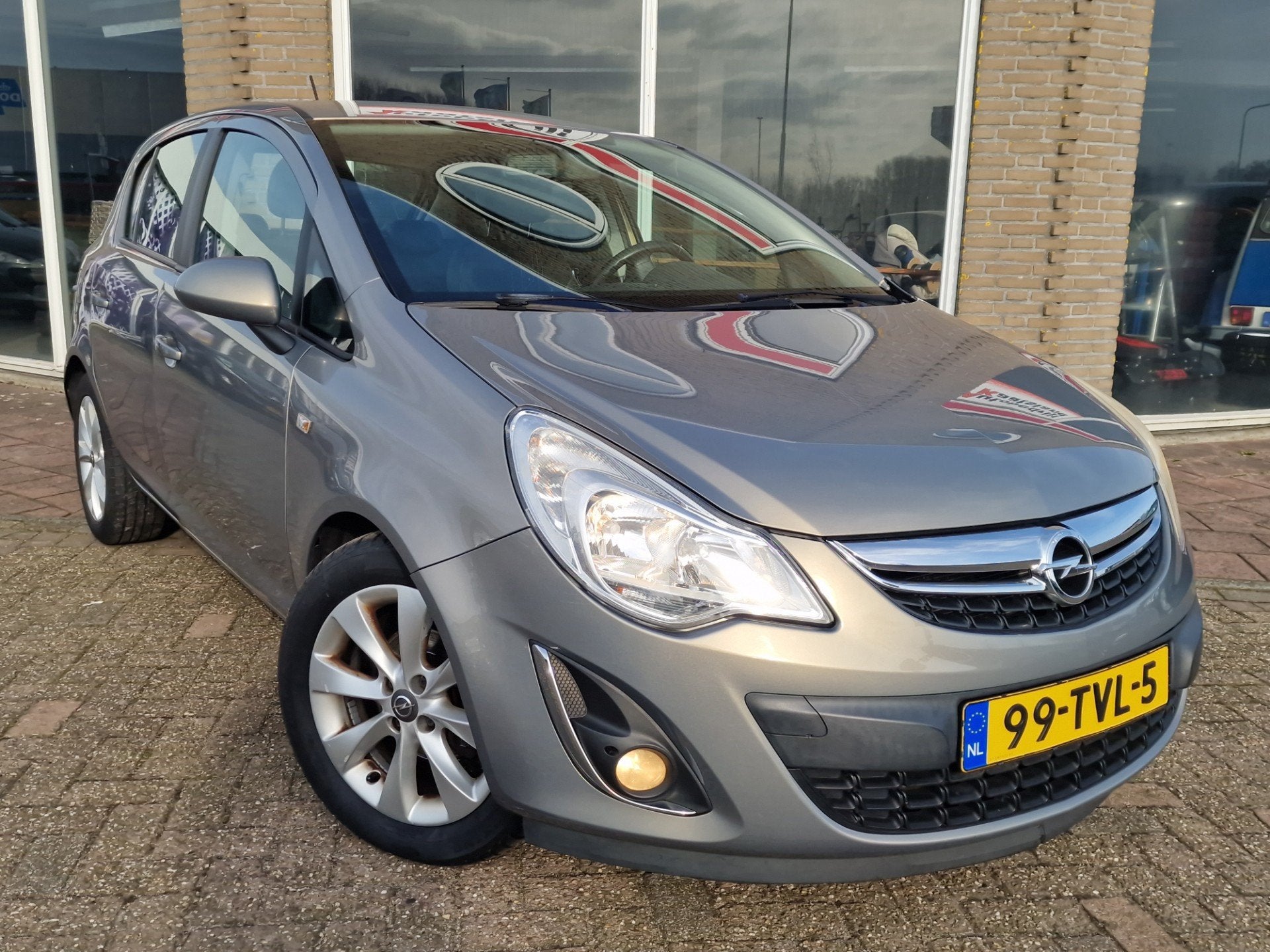 Opel Corsa 1.4-16V Anniversary Edition 5 drs - Airco - Cruis, Voorwielaandrijving, Gebruikt, 4 cilinders, Bruin