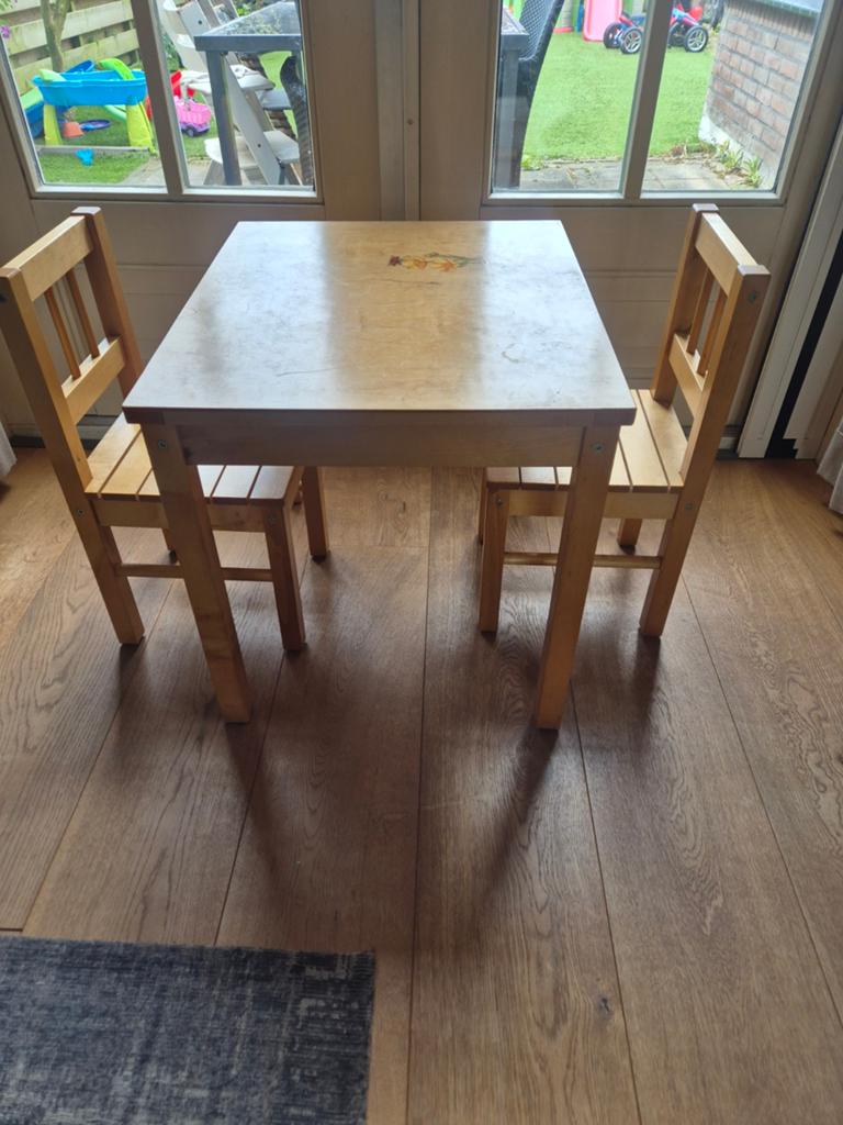 Houten kindertafel met 2 stoelen, Kinderen en Baby's, Kinderkamer | Tafels en Stoelen, Ophalen of Verzenden