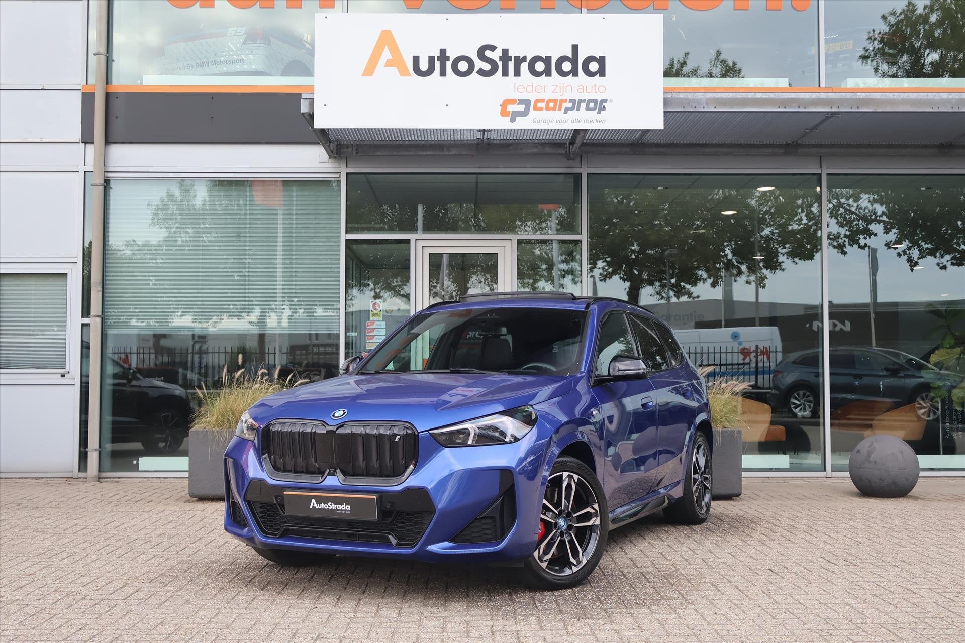 BMW Ix1 (u11) xDrive30 M-Sport 313pk | Shadow | Pano | Harma, Auto's, Automaat, Dealer onderhouden, Gebruikt, Met garantie (alle)