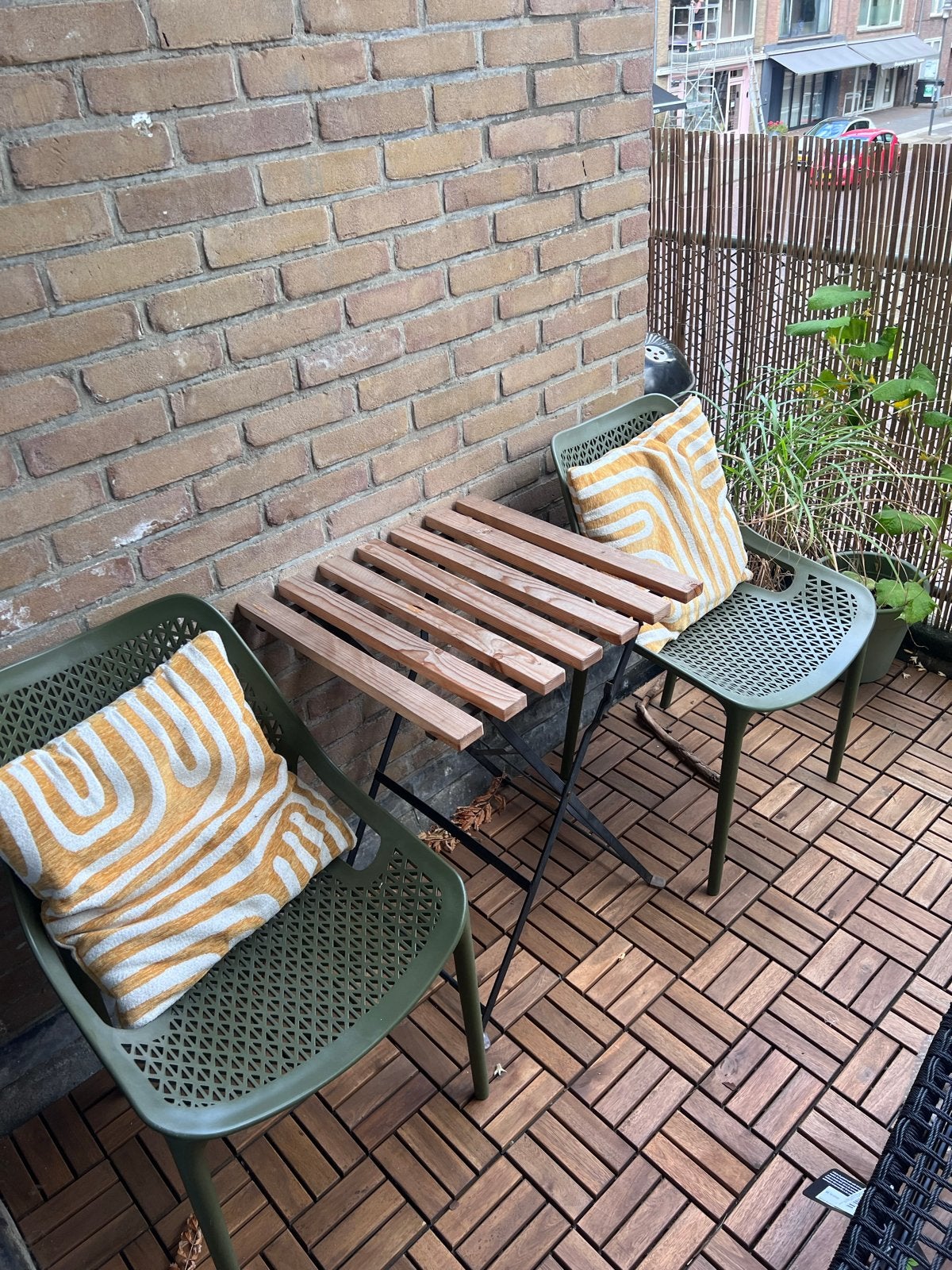 Bistroset met tafel en twee groene stapelbare stoelen, Gebruikt, Eettafel, Tuinset, Hout