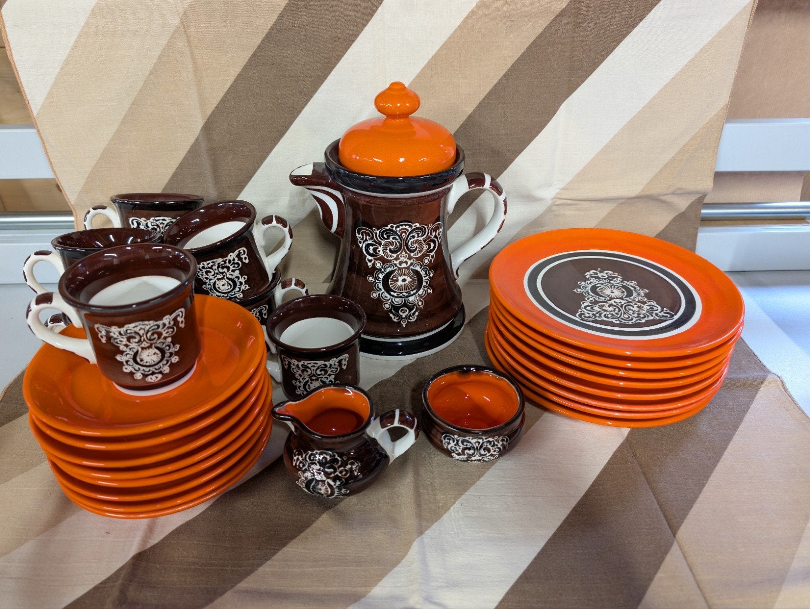 Vintage koffieservies bruin/oranje met wit decor, Huis en Inrichting, Keramiek, Vintage, Ophalen of Verzenden, Zo goed als nieuw