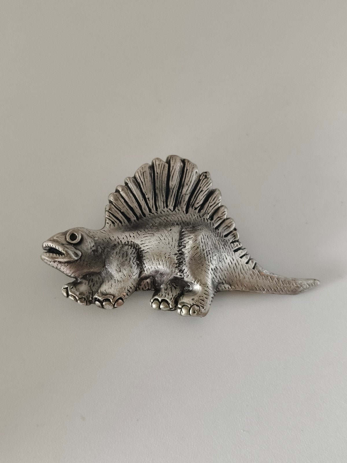 Vintage jaren 80 Dimetrodon broche van JJ (Jonette Jewelry), Overige materialen, 4 tot 7 cm, Gebruikt, Ophalen of Verzenden