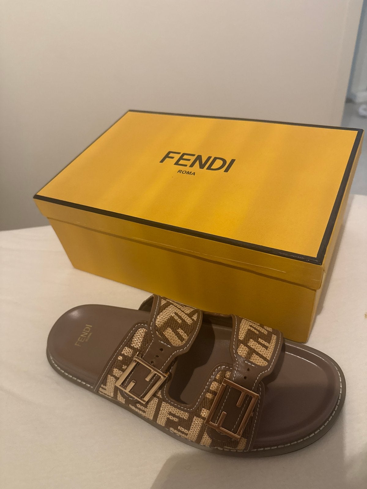 Nieuwe Fendi Slippers - maat 45/46, Slippers, Bruin, Nieuw, Ophalen of Verzenden