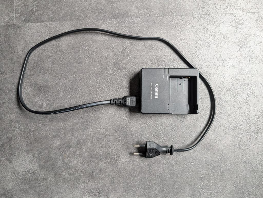 Oplader en battery grip Canon camera, Ophalen, Zo goed als nieuw, Canon