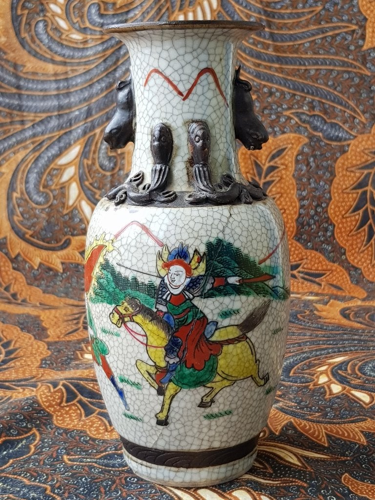 Antiek Chinees Nan King vaasje van porselein 20,4 cm.