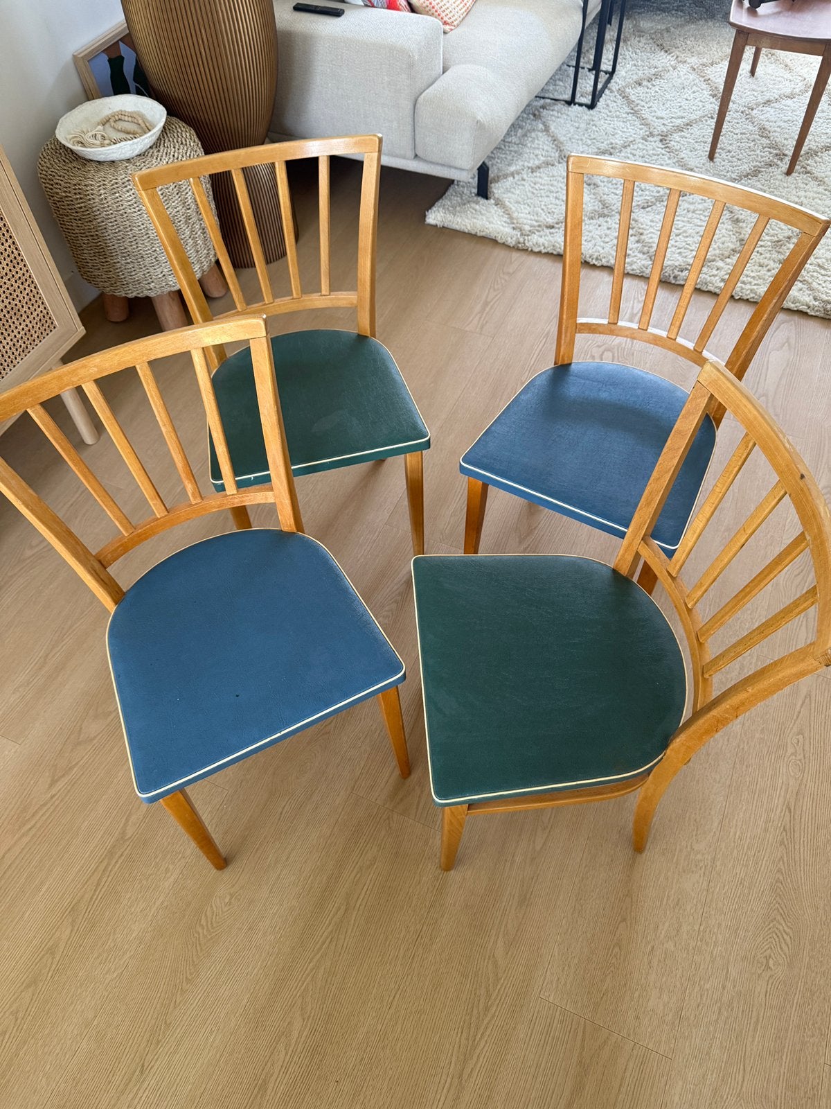 Set van 4 vintage houten stoelen met gekleurde zitting, Antiek en Kunst, Ophalen